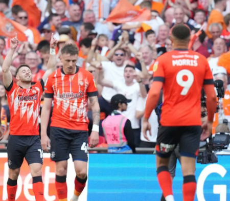 بعد 32 عاماً .. لوتون تاون يعود للدوري الإنجليزي